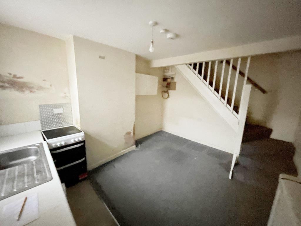Lot: 64 - A MIX OF COMMERCIAL AND RESIDENTIAL PROPERTY FOR IMPROVEMENT IN CITY CENTRE - Living room and kitchen of split level flat Number 42